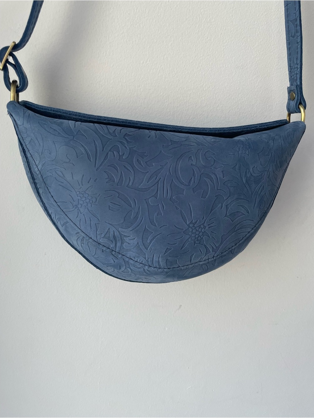 Portland Leather Goods Medium Koala Sling Bag — Cornflower